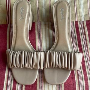 Qupid adorable open toe tan colored heeled sandals size 8